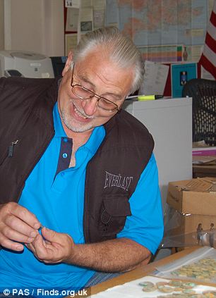 克利斯普在察看自己发现的可追溯至3世纪的52500枚古钱币中的一枚。