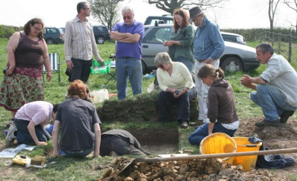 探宝者克利斯普（中间穿紫色T恤者）正在监督发掘
