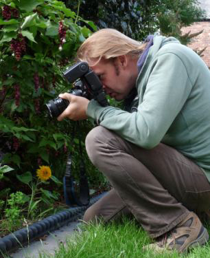 “虫人” 努尔康姆比正在自家花园里拍照。