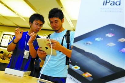 店员向果粉介绍ipad