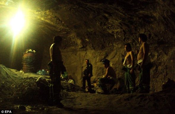 33名获救矿工选择保持沉默。有传闻说，他们将在一本书中公布其被困井下的细节。