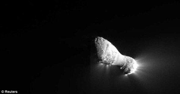 拍摄这张照片时，“深度撞击”号飞船与“哈特雷2号”彗星相距仅435英里（约合700公里）