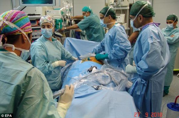 主刀医生乌戈·波奇称，此次手术“为治疗糖尿病提供了新的前景”