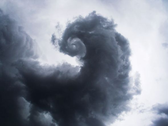 十月：霍恩斯比上空怪异雷雨云