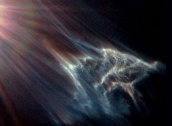 美太空望远镜拍到星光吞噬游离气体与尘埃云奇景