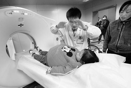 第二炮兵总医院的医生正在为大肚女孩小星进行身体检查