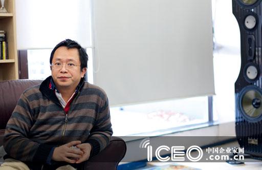 【更愿意以两个硕大音箱为背景，不想做“烈士”的周鸿祎希望放大自己的声音】