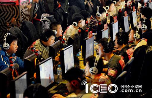 　　“十多年来，网民一直保持高速增长，你随便做个东西放在网上就有人用。”谢文说。近年来发展最快的明星应用，大都抓住网民增量。不过，红利总会递减，CNNI C数据显示，2010年上半年新增网民规模比去年同期的增量减少了1000万