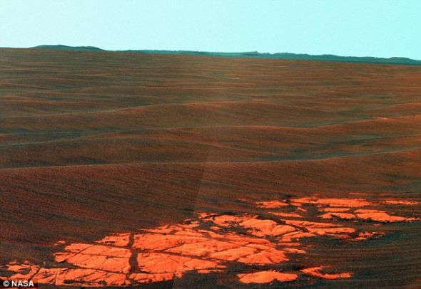 2010年4月，美宇航局“机遇”号探测器在火星表面“奋进”陨石坑边缘拍到这张照片