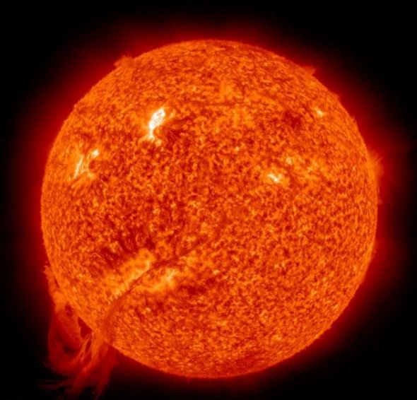 美宇航局太阳动力学观测卫星捕捉的太阳耀斑爆发如巨蛇狂舞