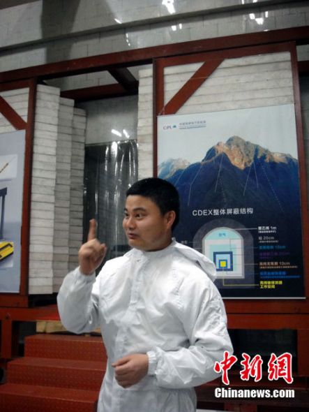 　　图为清华大学工程物理系教授、博导李荐民在“中国锦屏地下实验室”介绍有关情况。中新社记者 杨杰 摄