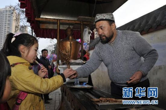 　　资料图片：阿里木在卖羊肉串(2010年12月1日摄)。 8年来，他把主要靠卖出30多万串羊肉串攒下的10多万元，全部捐赠出来资助了上百名贫困学生。被他的故事所打动的很多网民亲切地称他为：烤羊肉串的“慈善家”。 新华社记者欧东衢 摄