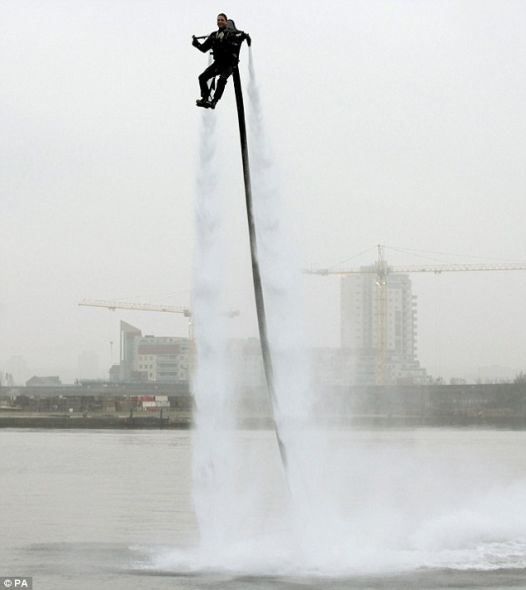 “Jetley Flyer”利用一台动力强劲的发动机，通过管中喷射而出的水流驱动升空