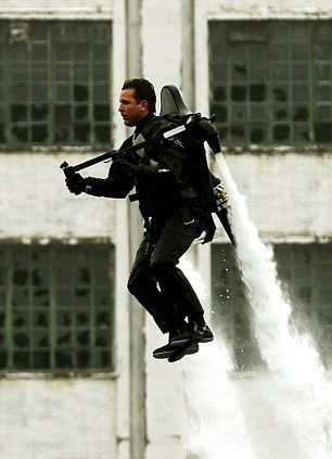 工程师现场演示“Jetley Flyer”水动力喷射背包