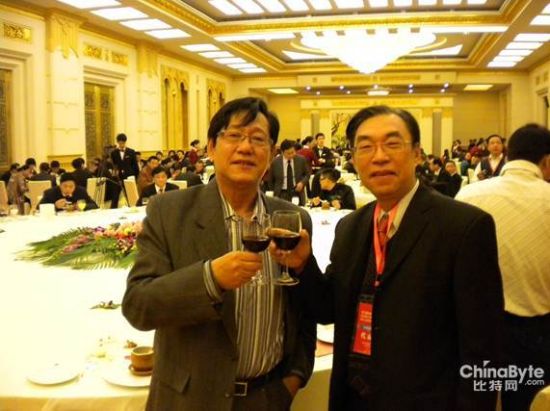 　　中国企业联合会、中国企业家协会执行副会长冯并和天津东方舜能润滑材料有限公司副总经理言永祥在人民大会堂庆典晚会上。