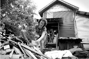 单亲妈妈克里斯蒂·斯蒂文斯一砖一瓦盖上了属于自己的房子。