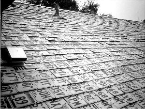 　屋顶全部是用废旧汽车牌照拼接而成。