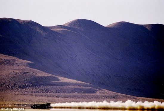 突破音障：“超音速推进号”在美国内华达州黑石沙漠创造了路上行驶速度记录