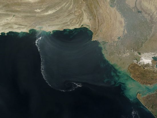 阿拉伯湾半圆形大气重力波