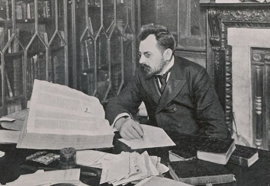 　　1912年，美国珍本书商威尔弗里德·伏尼契在罗马附近的蒙德拉格尼庄园找到一箱子书籍，从中找到这份珍贵手稿。