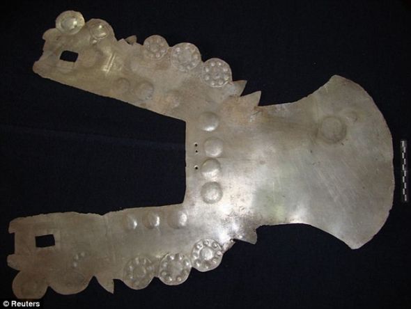 有价值的发现：这个银制的盾牌属于瓦里文明时期的一个贵族。