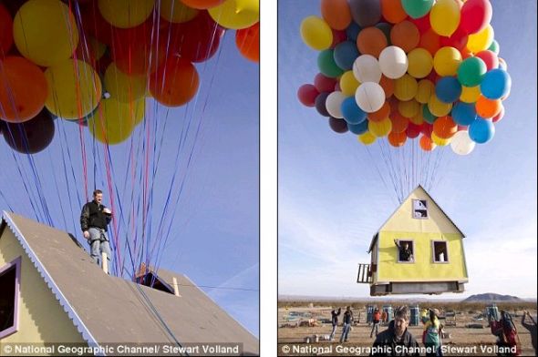 　　自由翱翔：这个小屋子和两位“房客”成功升上了10000英尺的高空，并在加州的沙漠上空飞行了近1个小时