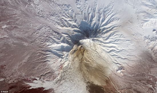 从这张图片上能更好地观察该火山的顶部及其最高点。