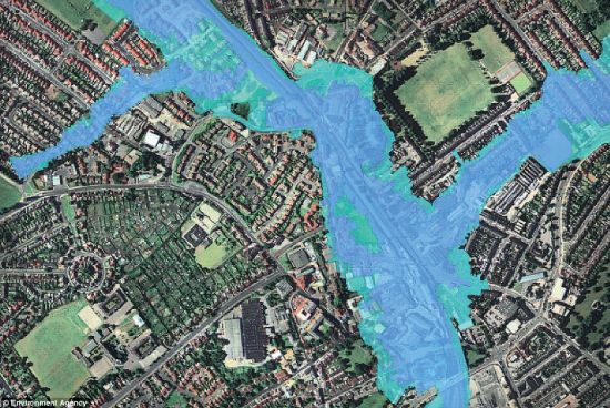 河水暴涨冲破堤岸之后，诺丁汉部分地区淹没在洪水中。