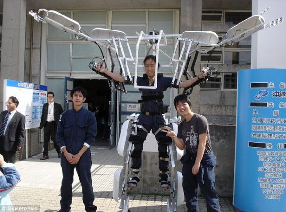 　　利用铝片和铝管设计及制造这款Skeletionic骨骼战甲仅用了6个月时间，这款机器人服装很轻，设计者表示，即使小孩子也能穿。