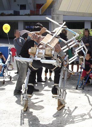 目前这个项目仍在进行中，他们计划在外骨架上安装装甲钢板，用来保护里面的人