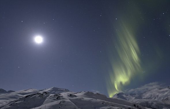 满月当空：挪威洛夫腾，满月和极光交相辉映，2010年3月