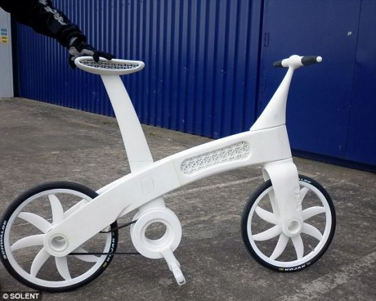 　　功能齐备的Airbike，采用尼龙材料，是一项引人注目的项目的结晶。其坚固程度与钢和铝不相上下，但重量却减少65%。