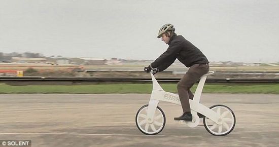 　　科学家在电脑上设计这款自行车，而后使用打印机打印。打印过程就是熔化的尼龙粉逐层堆积，最后“堆”出一辆自行车。