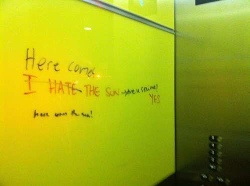 员工通过电梯写字板交流