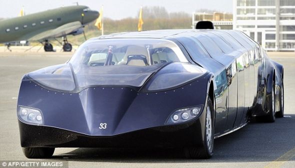 　　蝙蝠侠座驾？超级巴士乍一看就像是某种介于蝙蝠侠座驾和拉长性豪华轿车之间的变形，其制造大量使用了高透光碳纤维材料，采用聚合物锂离子电池供电