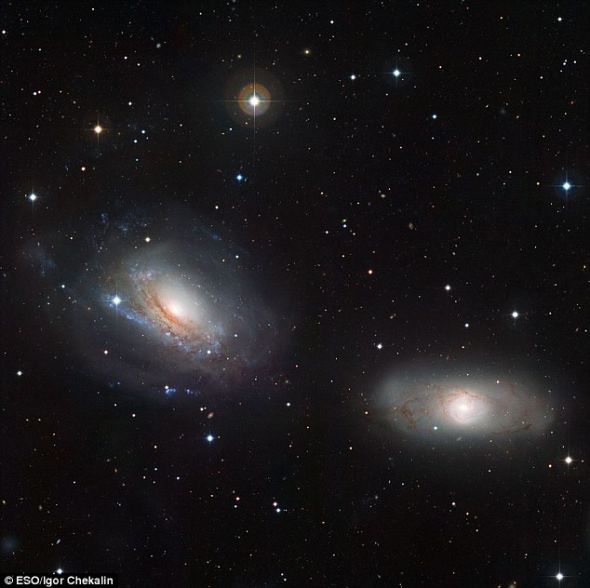　　这张图像中，左侧是NGC 3169，右侧是NGC 3166，它们靠得太近了，相互之间已经开始产生破坏性的引力作用