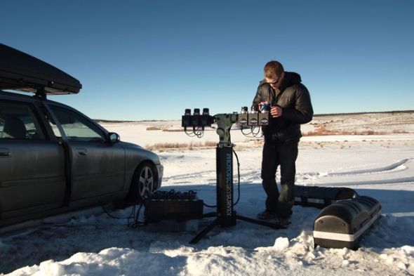 雷斯格同他的兄弟带着由6个专业天文相机组成的一套设备进入内华达州的沙漠，开始着手这项计划