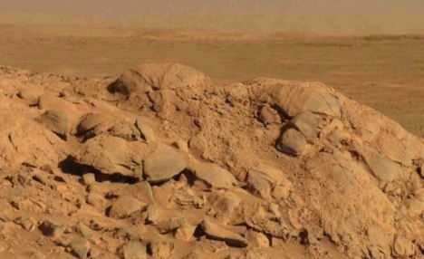 死寂的世界：这张照片由勇气号火星车拍摄，显示了火星荒凉干燥的表面