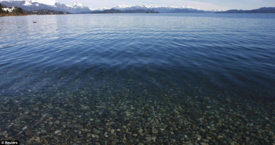 　　智利著名旅游胜地纳韦尔瓦皮湖碧波荡漾，目前它已经被近半个世纪来首次爆发的普耶威火山产生的火山灰填满