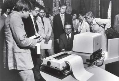 　　IBM在1981年推出的个人电脑开创了PC革命的新纪元。然而却由于当时的反垄断调查压力以及其他因素，而最终将PC的丰厚红利拱手让给了微软和英特尔