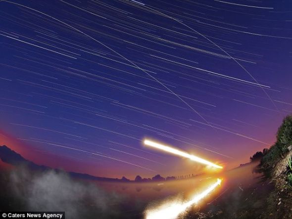 　　凌晨零时57分和2时32分空间站两次从英国上空飞过，其亮度令满天的星迹和月球相形见绌。这张照片是在6月12拍摄的