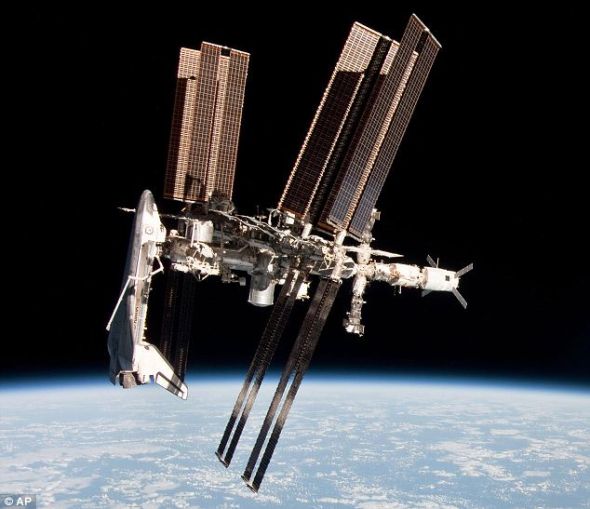 5月23日宇航员保罗·内斯波利拍摄的这张照片显示的是距离地面大约有600英尺（182.88米）的空间站