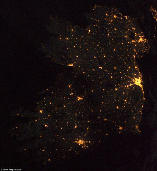 在爱尔兰和北爱尔兰的这张夜景图上，贝尔法斯特、都柏林和科克异常显眼