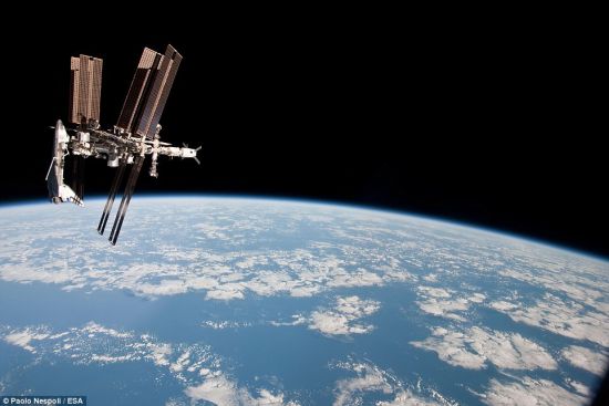 　　位于地球轨道里的国际空间站和与其对接的“奋进”号。上个月内斯波利拍摄的照片，是第一次从俄罗斯的“联盟”号飞船上拍摄到航天飞机与空间站对接的画面