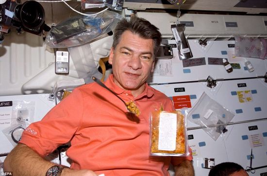 意大利宇航员保罗·内斯波利在上个月离开空间站，开始重返地球的旅行不久后拍摄了这些图片