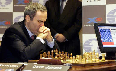 　　1997年5月11日，国际象棋大师卡斯帕罗夫在和IBM公司开发的计算机“深蓝”进行对弈时宣布失败，计算机“深蓝”因此赢得了这场意义深远的“人机对抗”