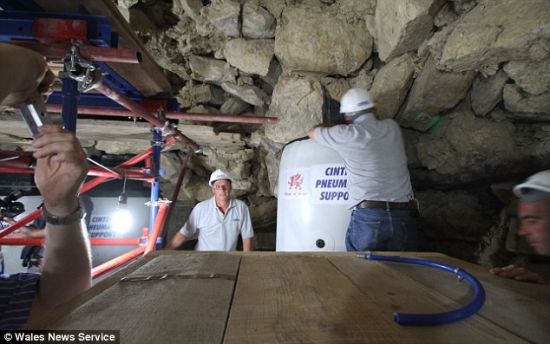 　　这些气囊原本是为了在阿富汗更安全地排除临时爆炸装置而设计，充水之后可以在战场上的爆炸中阻挡和延缓爆炸冲击波