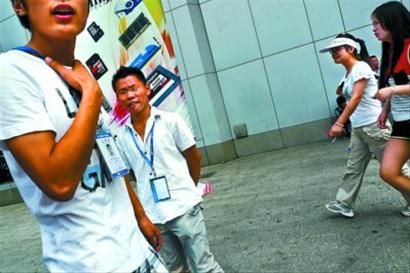 徐家汇太平洋数码广场二期门口拉客的“黄牛”不少