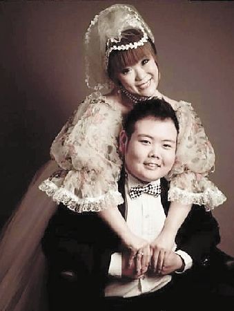 小胖在微博发布的结婚照