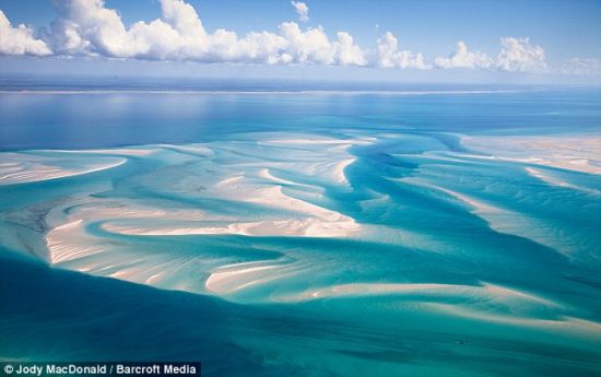 这张图片显示的是莫桑比克绵延数英里的海岸，这里没有一个人类脚印。